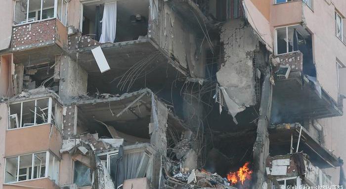 Ужасът в Киев! Руски снаряд удари жилищен блок